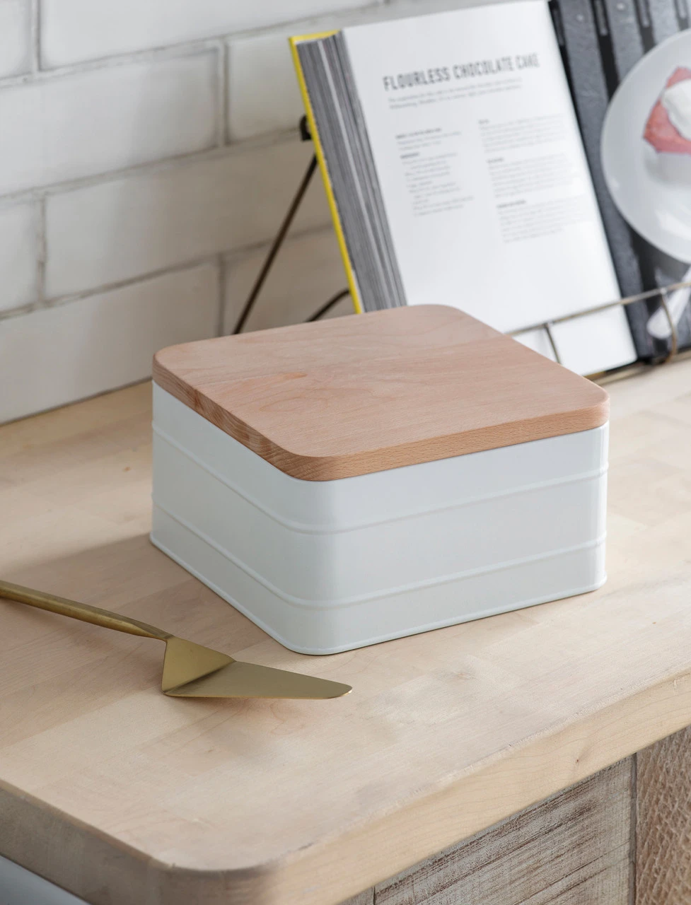 Borough Cake Tin - Lily White 1 Borough Cake Tin - Lily White