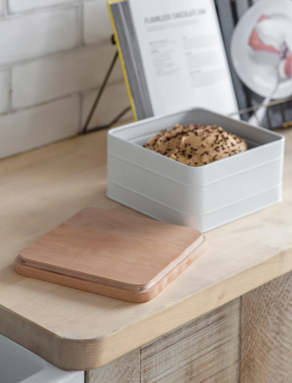 Borough Cake Tin - Lily White 2 Borough Cake Tin - Lily White - Image 2