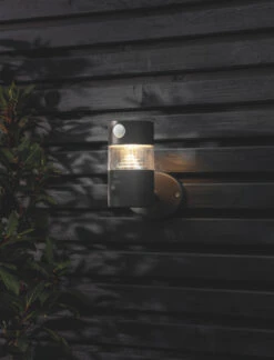 Putney Solar Single Wall Light 8 Putney Solar Single Wall Light -Garden Trading Store LAPU03 portrait 3 24605.1638472238