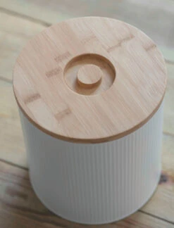 Kinloch Pet Bin - Small - Lily White 10 Kinloch Pet Bin - Small - Lily White -Garden Trading Store PBLW01 portrait 3 18524.1638477073