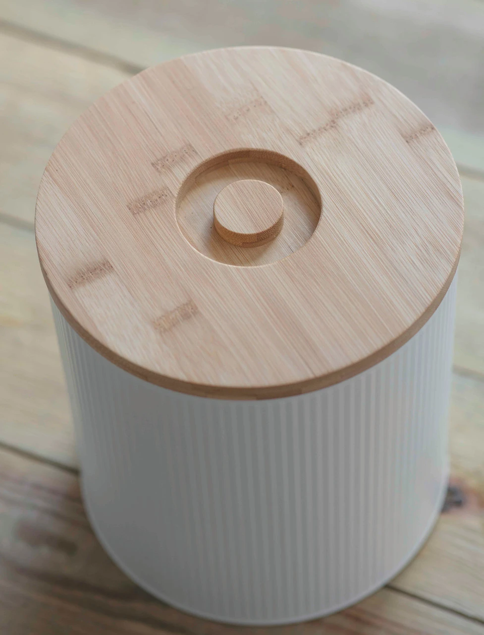 Kinloch Pet Bin - Small - Lily White 4 Kinloch Pet Bin - Small - Lily White - Image 4