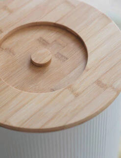 Kinloch Pet Bin - Medium - Lily White -Garden Trading Store PBLW02 portrait 3 10585.1638477081