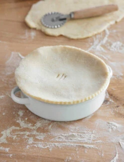 Enamel Pie Dish 8 Enamel Pie Dish -Garden Trading Store PDEN01 portrait 3 53778.1638477160