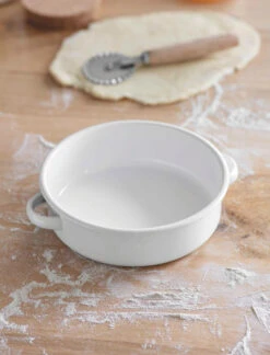 Enamel Pie Dish 9 Enamel Pie Dish -Garden Trading Store PDEN01 portrait 4 60644.1638477161